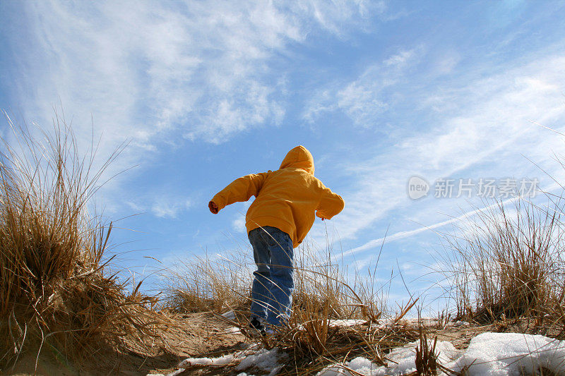 Grand Haven Michigan Dunes Ascent:孩子攀登